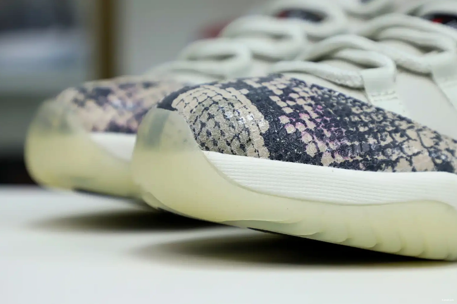 LOW AIR SNAKESKIN JORDAN LIGHT 11 Kimikick BONE 0530